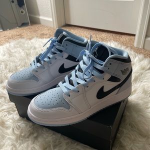 Brand new still in box. Size 5 Boys Size 6 1/2 Womens.